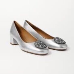 New Tory Burch Liana Embellished Medallion 50mm Pump Shoes SILVER Size 9 NWOT